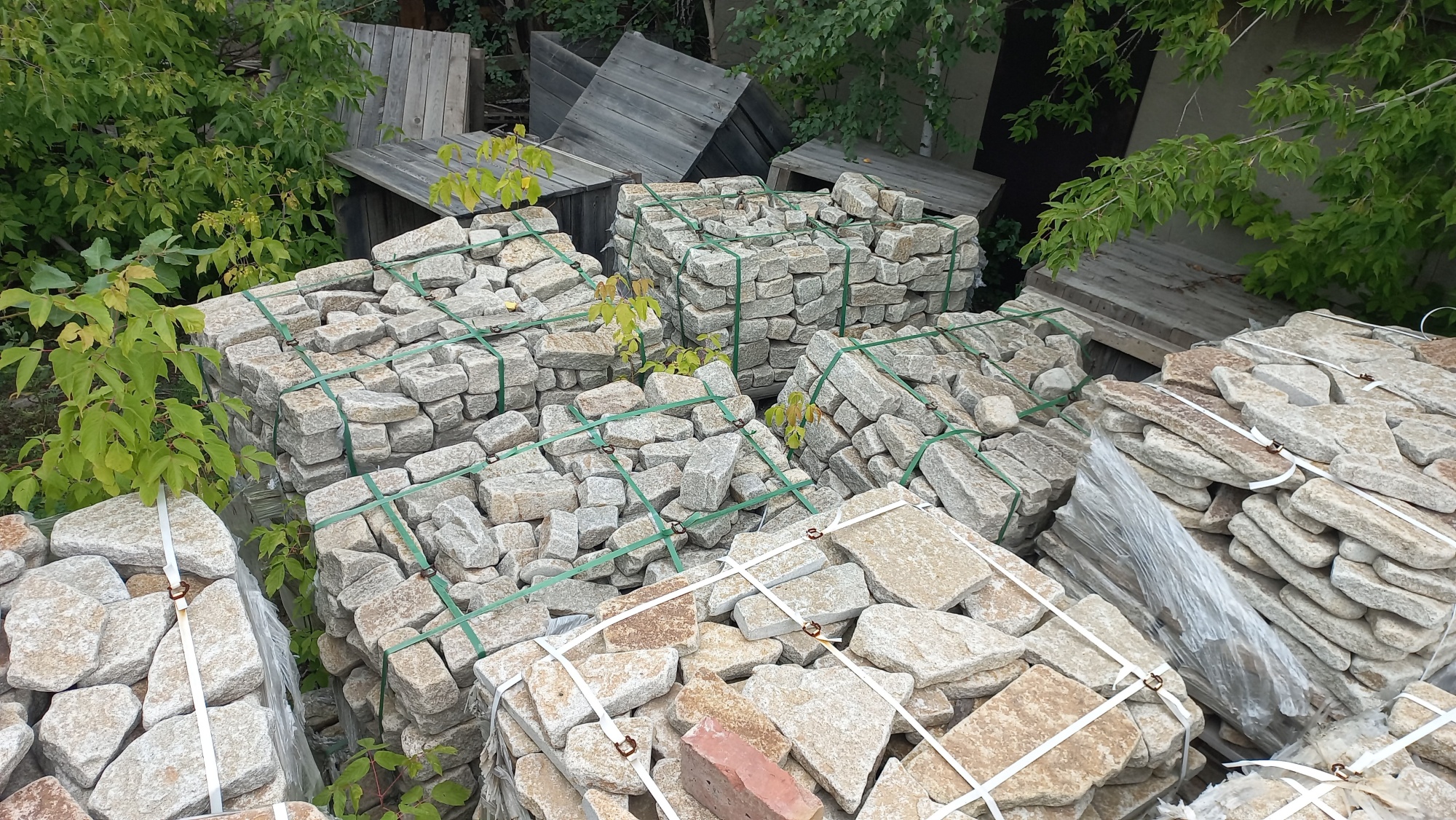 Плитняк галтованный гранитный для ландшафтного дизайна купить в Симферополе