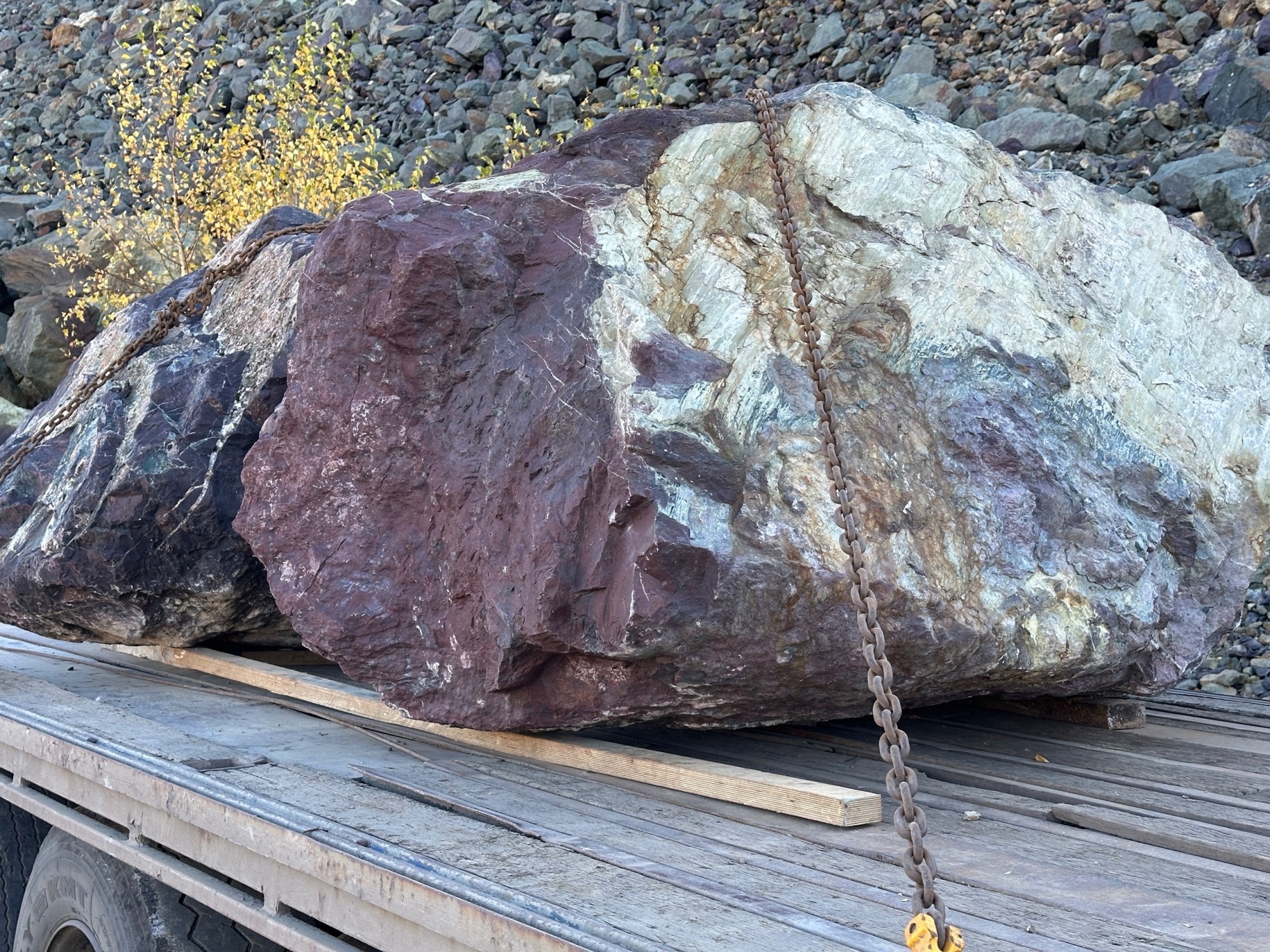 Огромные красно-фиолетовые валуны для ландшафтного дизайна весом более 5 тонн купить в Симферополе