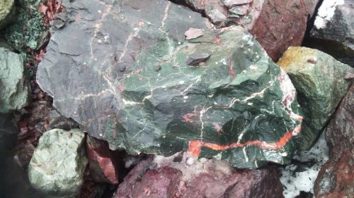 Гигантские зелёные валуны для ландшафтного дизайна весом более 5 тонн купить в Симферополе