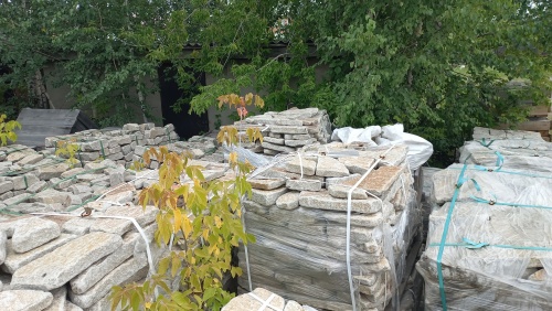 Плитняк галтованный гранитный для ландшафтного дизайна купить в Симферополе