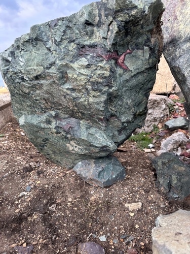 Гигантские зелёные валуны для ландшафтного дизайна весом более 5 тонн купить в Симферополе