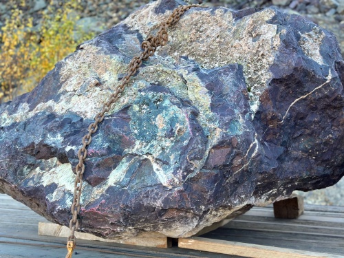 Огромные красно-фиолетовые валуны для ландшафтного дизайна весом более 5 тонн купить в Симферополе