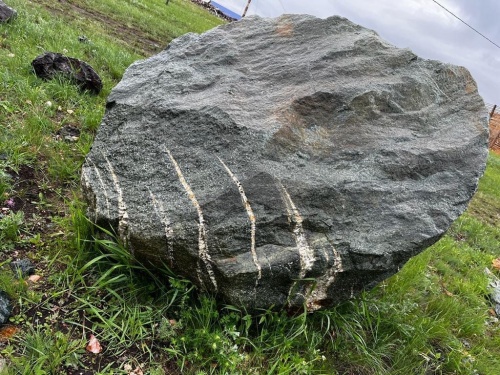 Гигантские зелёные валуны для ландшафтного дизайна весом более 5 тонн купить в Симферополе