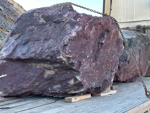 Огромные красно-фиолетовые валуны для ландшафтного дизайна весом более 5 тонн купить в Симферополе