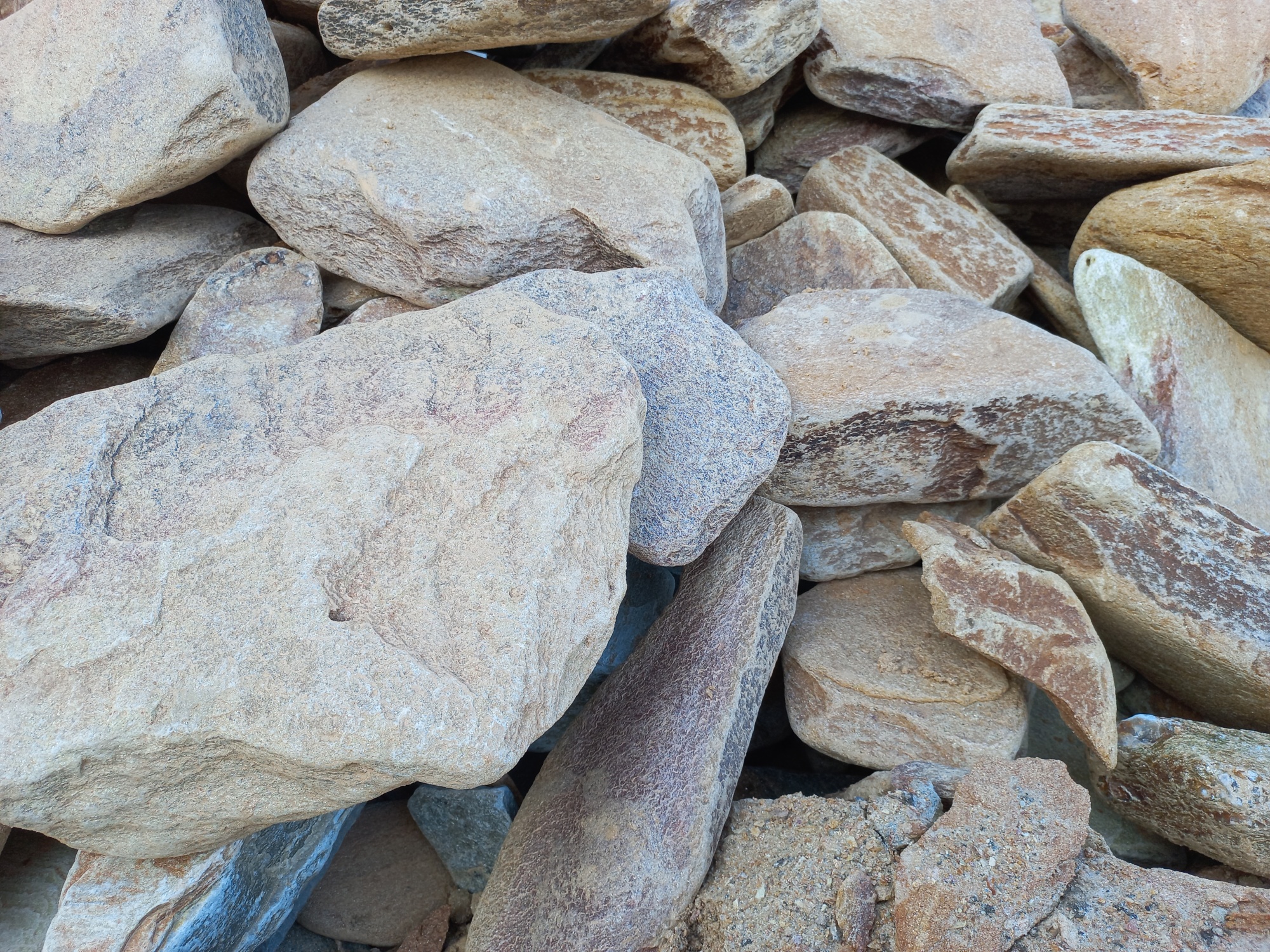 Златолит жёлтый, жёлто-зелёный глыбки и валуны для ланшафтного дизайна купить в Симферополе