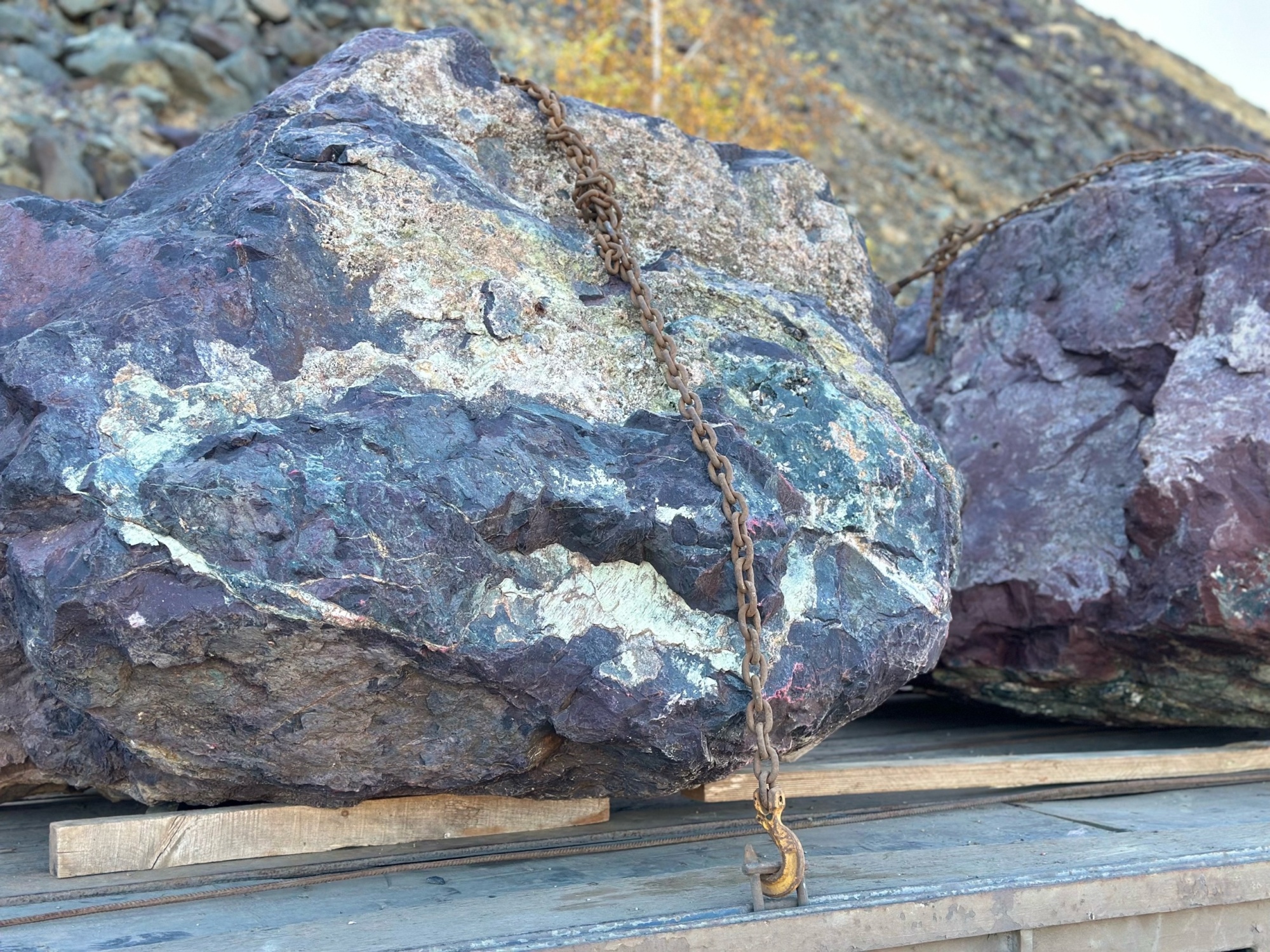 Огромные красно-фиолетовые валуны для ландшафтного дизайна весом более 5 тонн купить в Симферополе