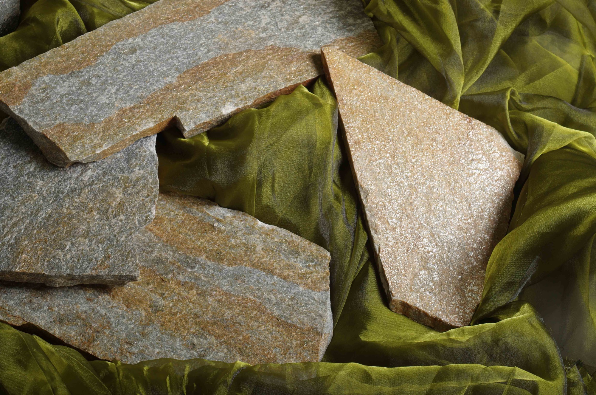 Плитняк златолит Уральский для цоколя, отмостки купить в Симферополе